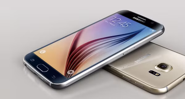  2. Samsung Galaxy S6. Thiết bị mang trên mình màn hình có thông số xuất sắc, hứa hẹn sẽ không làm người dùng phải thất vọng với công nghệ Super AMOLED rộng 5,1-inch độ phân giải 1440 x 2560 px. S6 được trang bị cấu hình mạnh mẽ, với vi xử lý Exynos tám lõi, đồ họa Mali T760 và RAM 3GB đặc biệt để tăng tốc độ và giảm lượng điện tiêu thụ. Samsung Galaxy S6 cũng là thế hệ Galaxy đầu tiên Samsung tích hợp sẵn một số phần mềm của Mircosoft nhằm giúp người dùng tiện hơn trong các công việc văn phòng.