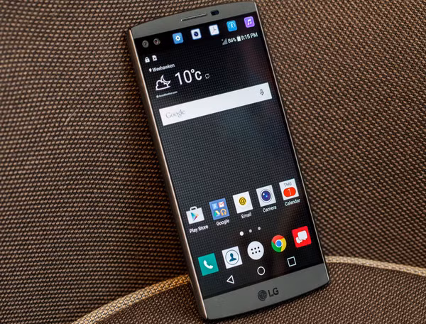  10. LG V10. LG V10 là điện thoại đầu tiên sở hữu hai camera trước cùng màn hình thứ hai đa nhiệm, tiện lợi, trong một thiết kế sang trọng, mạnh mẽ với khung viền thép kết hợp vật liệu Dura Skin siêu bền. Màn hình chính của siêu phẩm có kích thước 5.7-inch, sử dụng công nghệ QHD IPS Quantum Display (2560 x 1440 /515ppi). Màn hình phụ kích thước 2.1-inch IPS Quantum Display (160 x 1040 / 501ppi). LG V10 có “trái tim” khá ấn tượng là bộ vi xử lý Qualcomm® Snapdragon™ 808 Processor, bộ nhớ 4GB RAM / 64GB ROM/microSD (mở rộng đến 2 TB). 