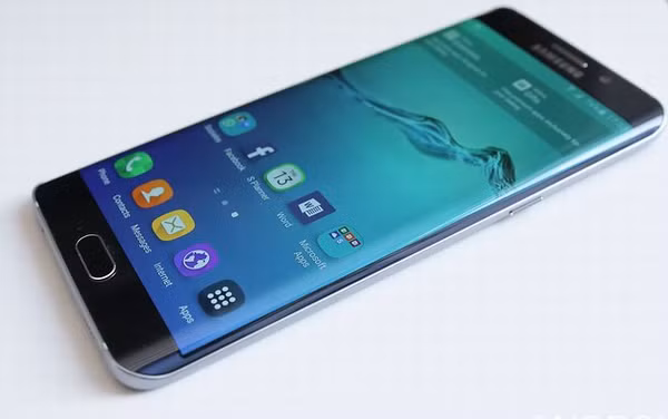  4. Samsung Galaxy S6 Edge plus. Samsung Galaxy S6 Edge Plus được xem là phiên bản phóng to hoàn hảo của Galaxy S6 Edge với thiết kế hai cạnh bên cong ấn tượng tương tự nhưng màn hình lớn hơn, cạnh viền nhiều tính năng hơn và có phụ kiện bàn phím độc đáo. Màn hình S6 Edge Plus vẫn sử dụng công nghệ super AMOLED nhưng rộng tăng lên 5.7-inch độ phân giải 1440 x 2560px. Máy cũng được trang bị bộ xử lý Samsung Exynos 7420, 64-bit, 14 nm, tám nhân (4 nhân 2.1 GHz + 4 nhân 1.5 GHz), bộ nhớ trong 32GB, RAM 4GB.