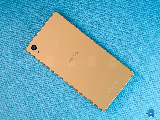  5. Sony Xperia Z6. Xperia Z6 được kỳ vọng sẽ tiếp tục là con át chủ bài trong năm sau của Sony. Mẫu máy này được cho sẽ có ba biến thể với kích thước từ 4 - 6.4 inch, tất nhiên sẽ có một phiên bản cao cấp nhất sở hữu kích thước 5.2 inch. Giống như nhiều mẫu smartphone cao cấp khác trong 2016, các tin đồn cho rằng Xperia Z6 sẽ được trang bị chipset Snapdragon 820. Mặc dù vậy theo tuyên bố mới đây của Samsung, điều này có vẻ như khá mâu thuẫn.