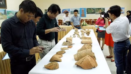 Khi tiến hành khai quật khảo cổ di tích thành Cha (tại thôn An Thành, xã Nhơn Lộc, thị xã An Nhơn), trong phạm vi khai quật 440m2, các nhà khảo cổ phát hiện 3 tầng lớp kiến trúc nằm chồng xếp lên nhau, thu được 6.691 di vật, bao gồm gạch ngói vỡ, mảnh gốm, đồ trang trí kiến trúc, nhẫn kim loại màu vàng… Phát hiện này giúp các nhà nghiên cứu tìm hiểu rõ hơn về quy mô, tính chất, chức năng, niên đại của thành Cha - một trong những tòa thành lớn của vương quốc Champa. Ảnh: Tiền Phong.