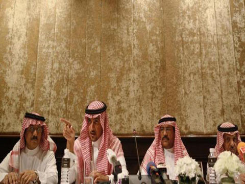 Đại biện Đại sứ quán Saudi Arabia tại Thái Lan A.M. Alsheaiby (thứ hai từ trái) cùng họ hàng của doanh nhân al-Ruwaili và quan chức Saudi Arabia họp báo ở Bangkok sau phán quyết của Tòa án hình sự Thái Lan ngày 31/3 - Ảnh: Reuters