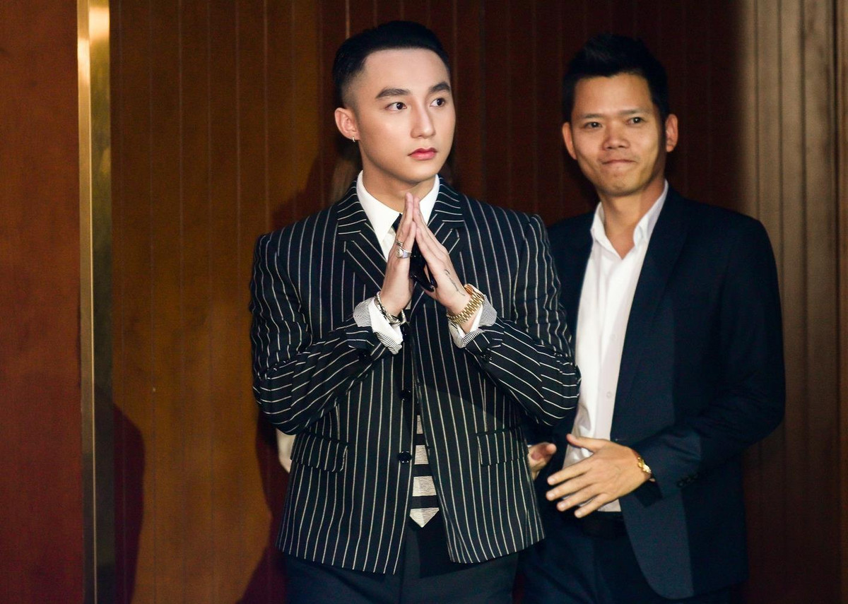 Thực tế, Sơn Tùng đã bắt đầu theo đuổi phong cách trên từ giữa năm 2019. Anh chuộng các thiết kế mang tính cổ điển, cũ nhưng không bao giờ lỗi mốt, kết hợp cùng màu sắc cơ bản như đen, trắng, xám... Trong một số sự kiện, nam ca sĩ Có chắc đây là yêu thậm chí mang theo gậy baton.