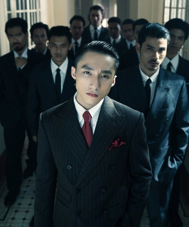 Điểm chung của các thiết kế xuất hiện trong MV là đều có cravat và khăn lụa ton sur ton cài ngực áo. Áo vest anh mặc thường là mẫu có 3 nút, đắp chéo vạt.