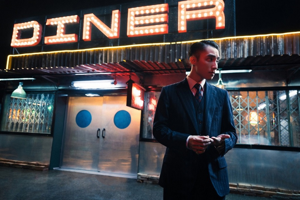 Phong cách Sơn Tùng lựa chọn khiến nhiều người liên tưởng đến hình ảnh các "chủ tịch", "tổng tài" trong phim Hàn Quốc. Để phù hợp với trang phục, giọng ca người Thái Bình chải tóc gọn gàng, dùng keo cố định tóc mái lên cao, để lộ trán làm tăng vẻ tuấn tú.