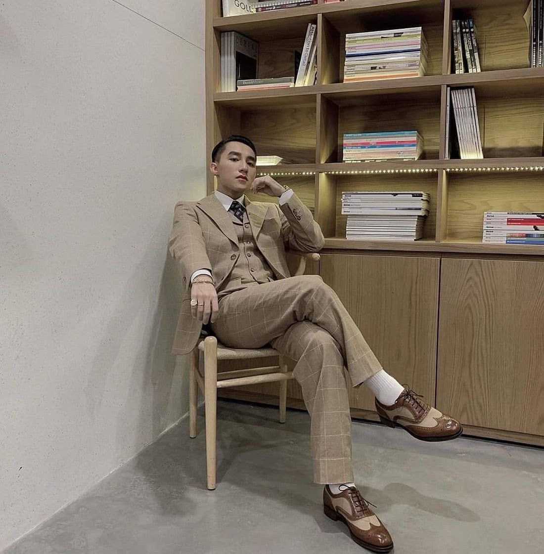 Có ý kiến nhận xét phong cách thời trang mới của Sơn Tùng phù hợp với vị trí ông chủ công ty giải trí của anh. Việc từ bỏ phong cách "phủi bụi", cá tính quen thuộc nhiều năm để theo đuổi phong cách trưởng thành, lịch lãm của các tài tử điện ảnh cũng giúp Sơn Tùng nhận được nhiều sự chú ý của khán giả đại chúng.