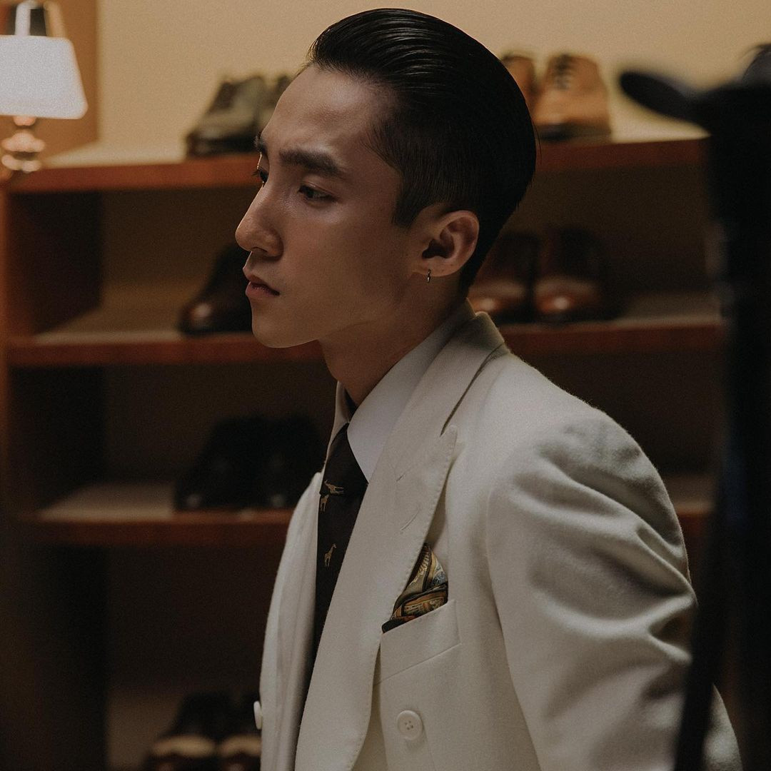 Trong MV mới, Sơn Tùng M-TP vào vai người đứng đầu tổ chức ngầm, nắm trong tay khối tài sản lớn và nhiều đàn em trung thành. Để phù hợp với hình ảnh của nhân vật, nam ca sĩ lựa chọn nhiều mẫu suit dáng cổ điển, toát lên vẻ lịch lãm.