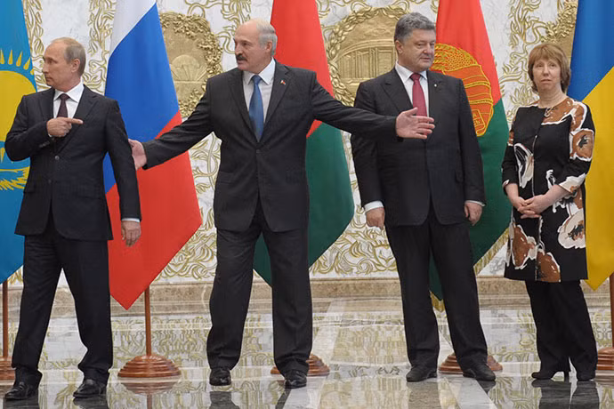 Từ trái qua phải: Tổng thống Nga Vladimir Putin, Tổng thống Belarus Alexander Lukashenko, Tổng thống Ukraine Petro Poroshenko và Cao ủy viên EU phụ trách đối ngoại và an ninh Catherine Ashton chụp ảnh trước khi bắt đầu Hội nghị thượng đỉnh Liên minh Thuế quan ngày 26/8 tại Minsk.