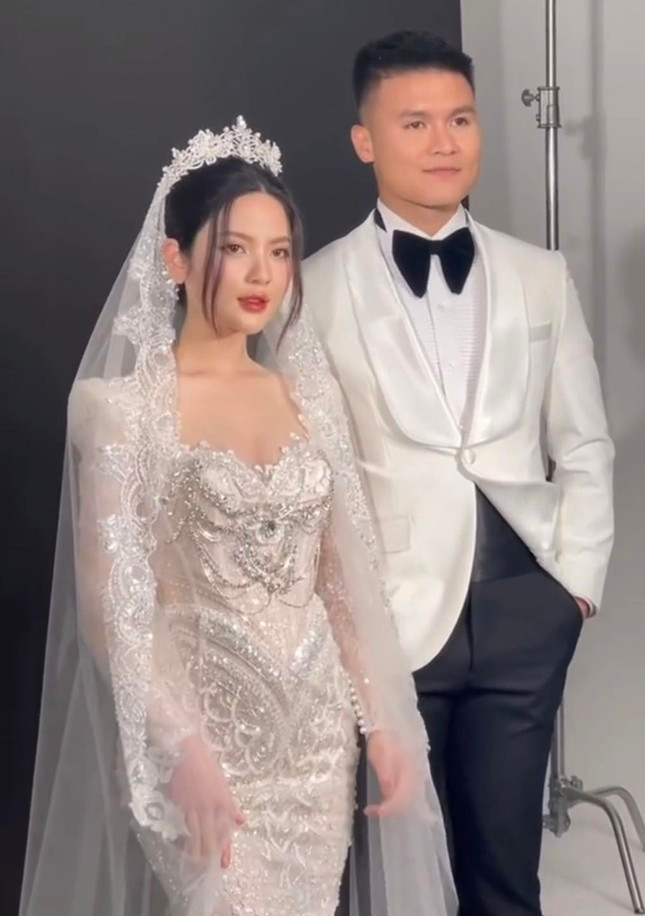 Style chon vay cuoi trai nguoc cua Chu Thanh Huyen - Doan Hai My-Hinh-3