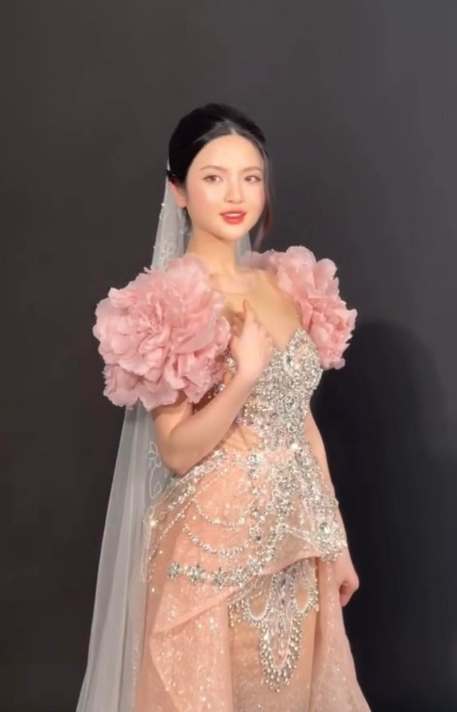 Style chon vay cuoi trai nguoc cua Chu Thanh Huyen - Doan Hai My-Hinh-4