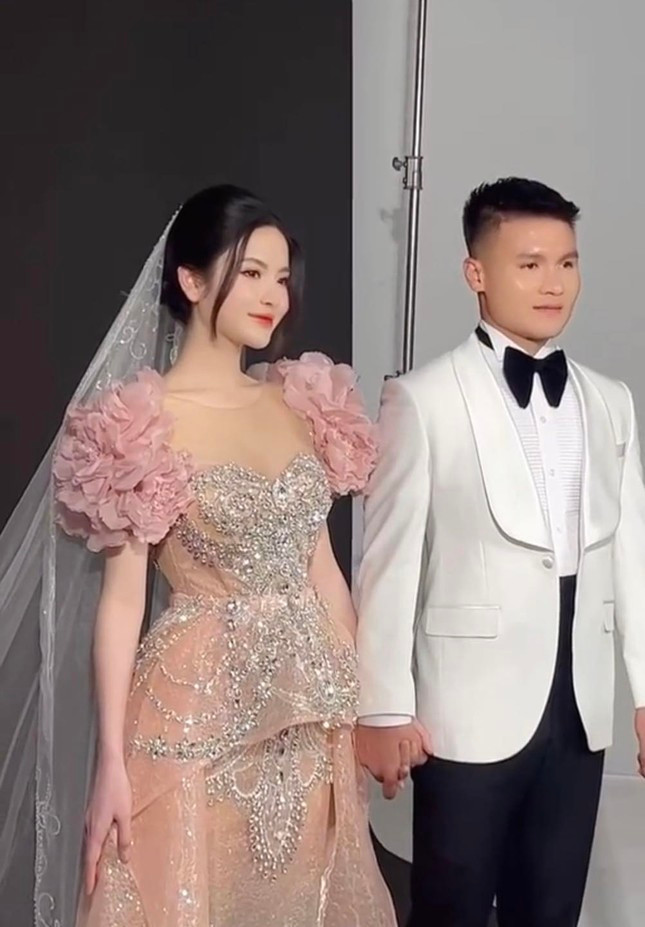 Style chon vay cuoi trai nguoc cua Chu Thanh Huyen - Doan Hai My-Hinh-5