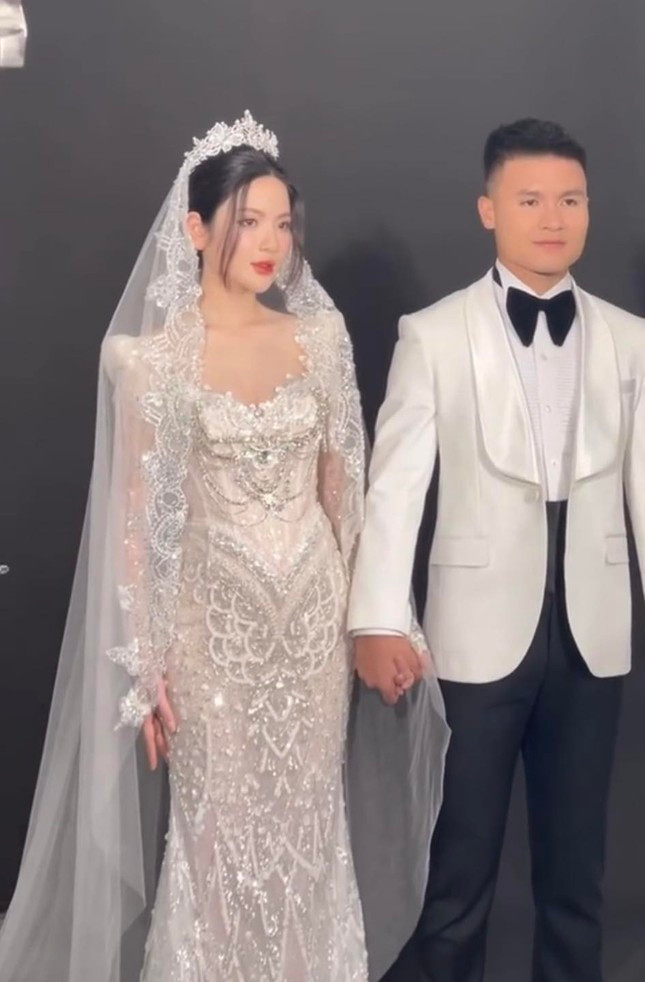 Style chon vay cuoi trai nguoc cua Chu Thanh Huyen - Doan Hai My-Hinh-7