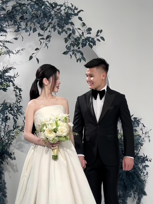 Style chon vay cuoi trai nguoc cua Chu Thanh Huyen - Doan Hai My