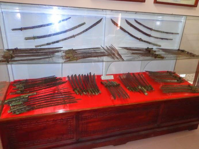 Huỳnh Long đao là món quà của sư phụ Diệp Đình Tòng tặng cho danh tướng Trần Quang Diệu trước khi qua đời. Huỳnh Long đao cùng Ô Long đao của Quang Trung - Nguyễn Huệ, Xích Long đao của Lê Sỹ Hoàng, tạo thành “tam thần đao” nổi tiếng của nhà Tây Sơn. Ảnh: Kiến Thức