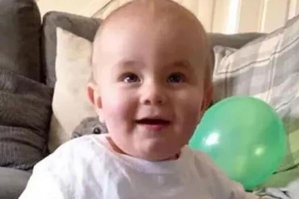 Em be bi dot quy khi moi 1 tuoi