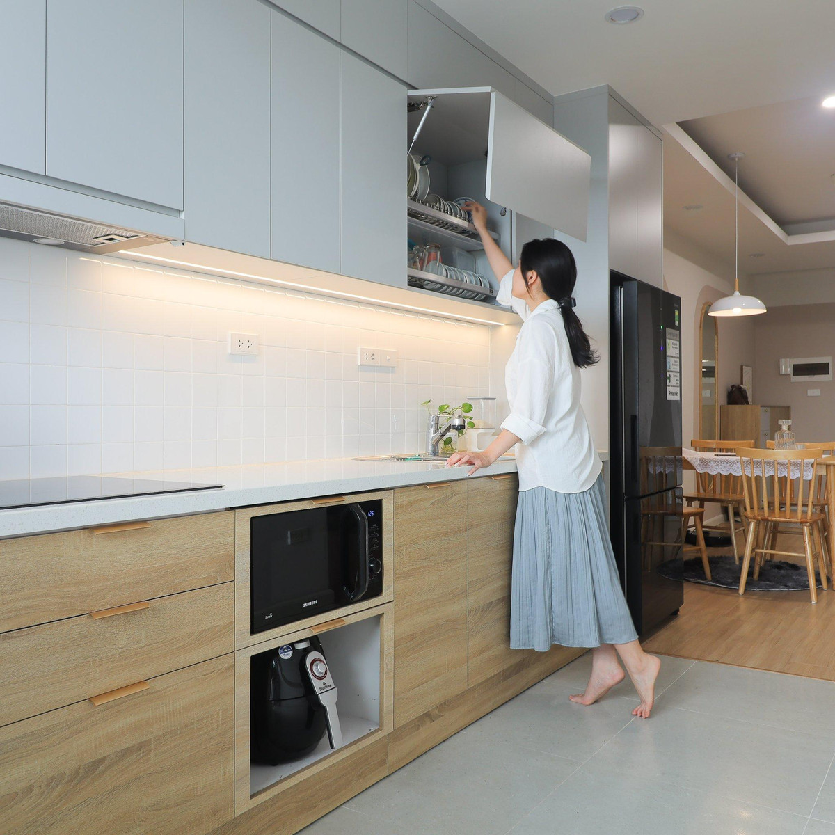 Canh sac mua thu trong can ho xinh xan, tone mau nhat cua co gai tre-Hinh-3