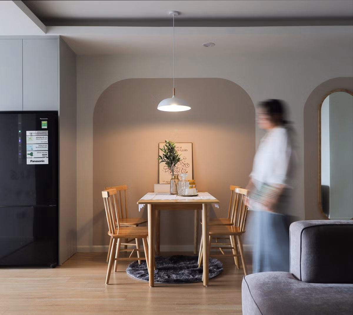 Canh sac mua thu trong can ho xinh xan, tone mau nhat cua co gai tre