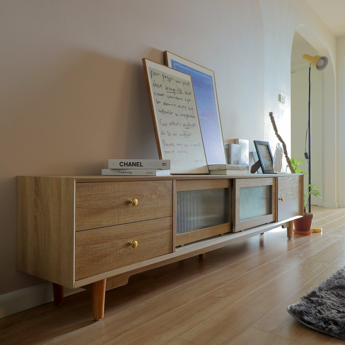 Canh sac mua thu trong can ho xinh xan, tone mau nhat cua co gai tre-Hinh-6