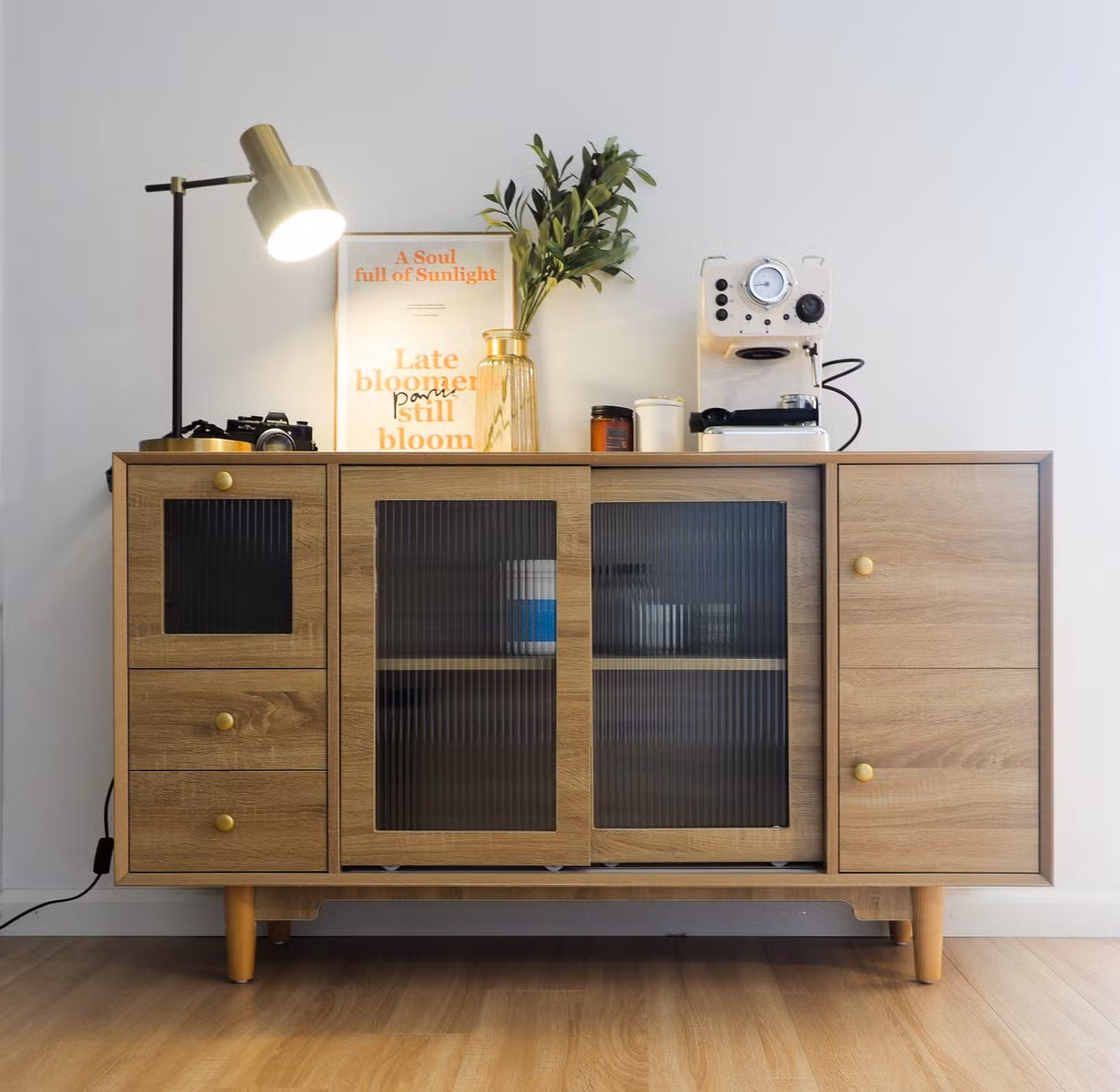 Canh sac mua thu trong can ho xinh xan, tone mau nhat cua co gai tre-Hinh-5