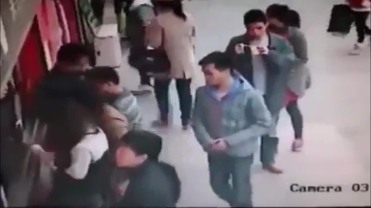 Clip: Thanh niên dùng đũa gắp trộm điện thoại nhanh như chớp trên phố Clip: Thanh nien dung dua gap trom dien thoai nhanh nhu chop tren pho