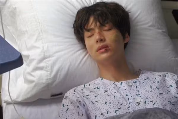 Nhào lên chủ động hôn bạn trai nào ngờ anh gào rú, đòi nhập viện gấp ảnh 2