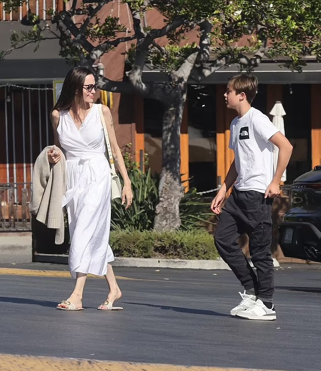 Con trai ut cua Angelina Jolie cao lon o tuoi 14