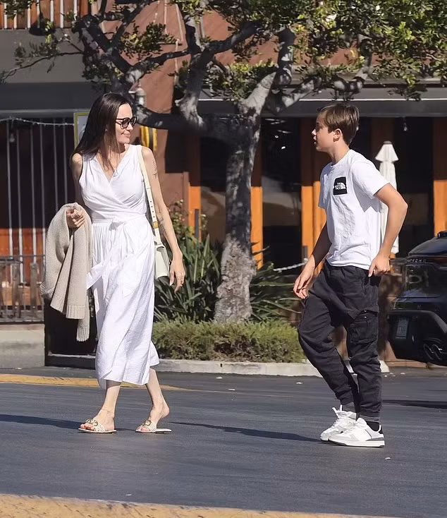 Con trai ut cua Angelina Jolie cao lon o tuoi 14