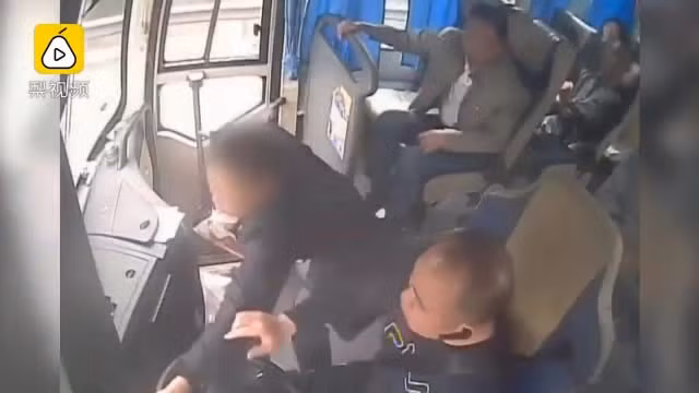 Thanh nien “tung cuoc” danh khach tren xe buyt va ly do bat ngo