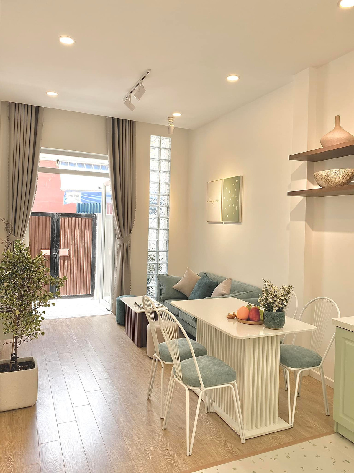 Ngoi nha mau xanh mint mat lanh voi nhieu cua so cho gia dinh 3 the he-Hinh-2