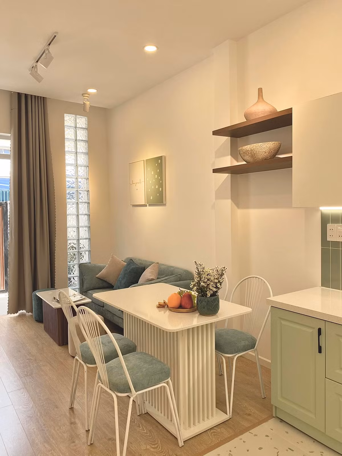 Ngoi nha mau xanh mint mat lanh voi nhieu cua so cho gia dinh 3 the he-Hinh-4