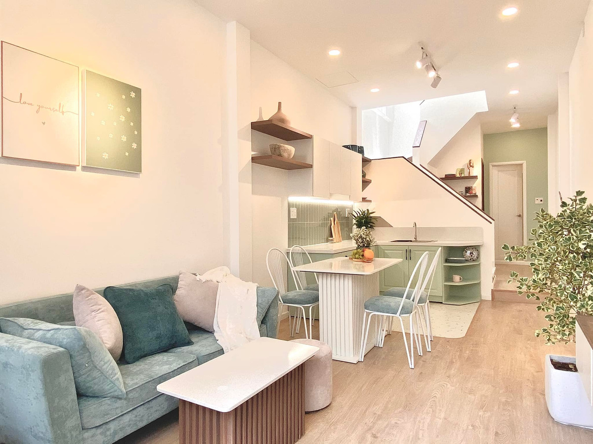 Ngoi nha mau xanh mint mat lanh voi nhieu cua so cho gia dinh 3 the he-Hinh-6