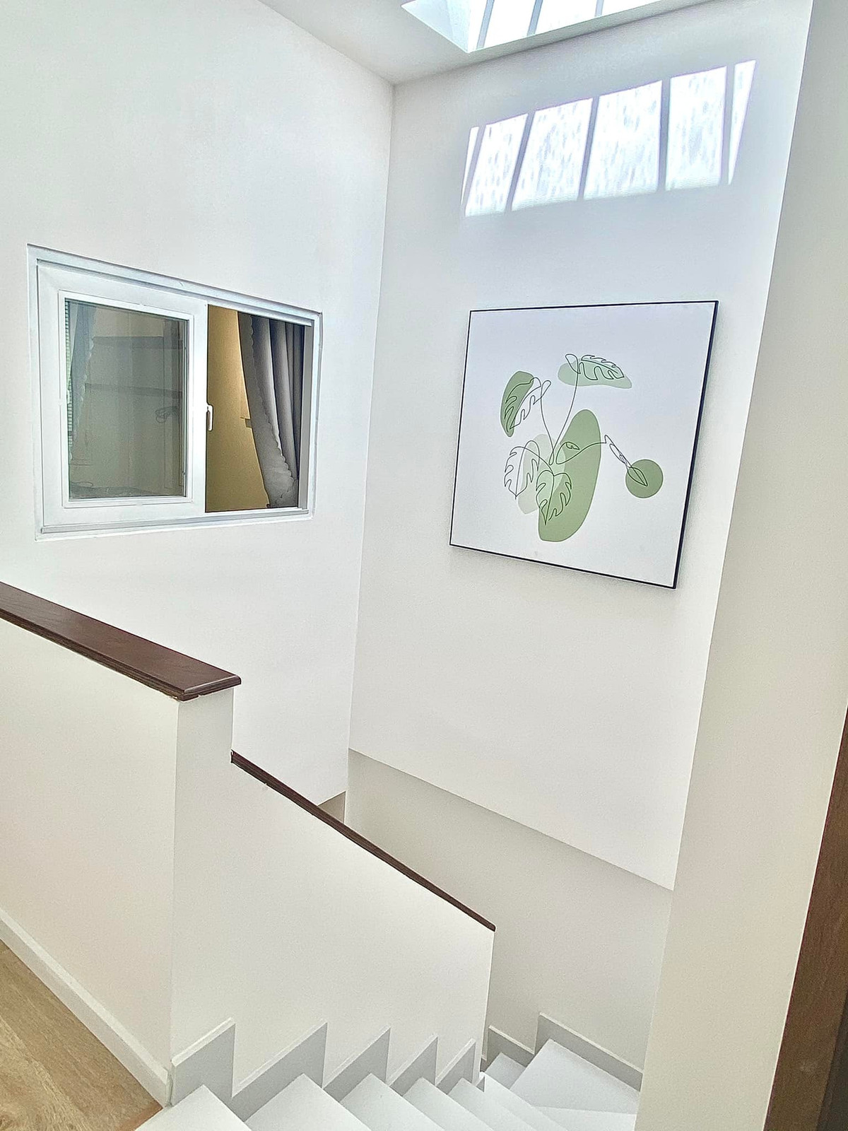 Ngoi nha mau xanh mint mat lanh voi nhieu cua so cho gia dinh 3 the he-Hinh-16