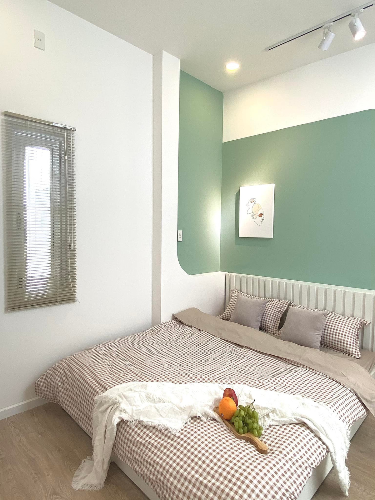 Ngoi nha mau xanh mint mat lanh voi nhieu cua so cho gia dinh 3 the he-Hinh-18