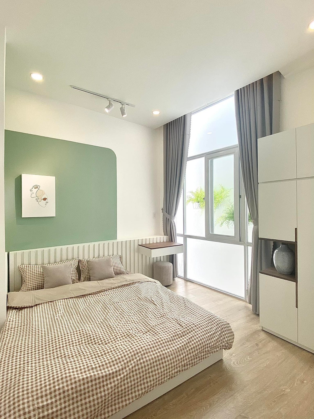 Ngoi nha mau xanh mint mat lanh voi nhieu cua so cho gia dinh 3 the he-Hinh-17