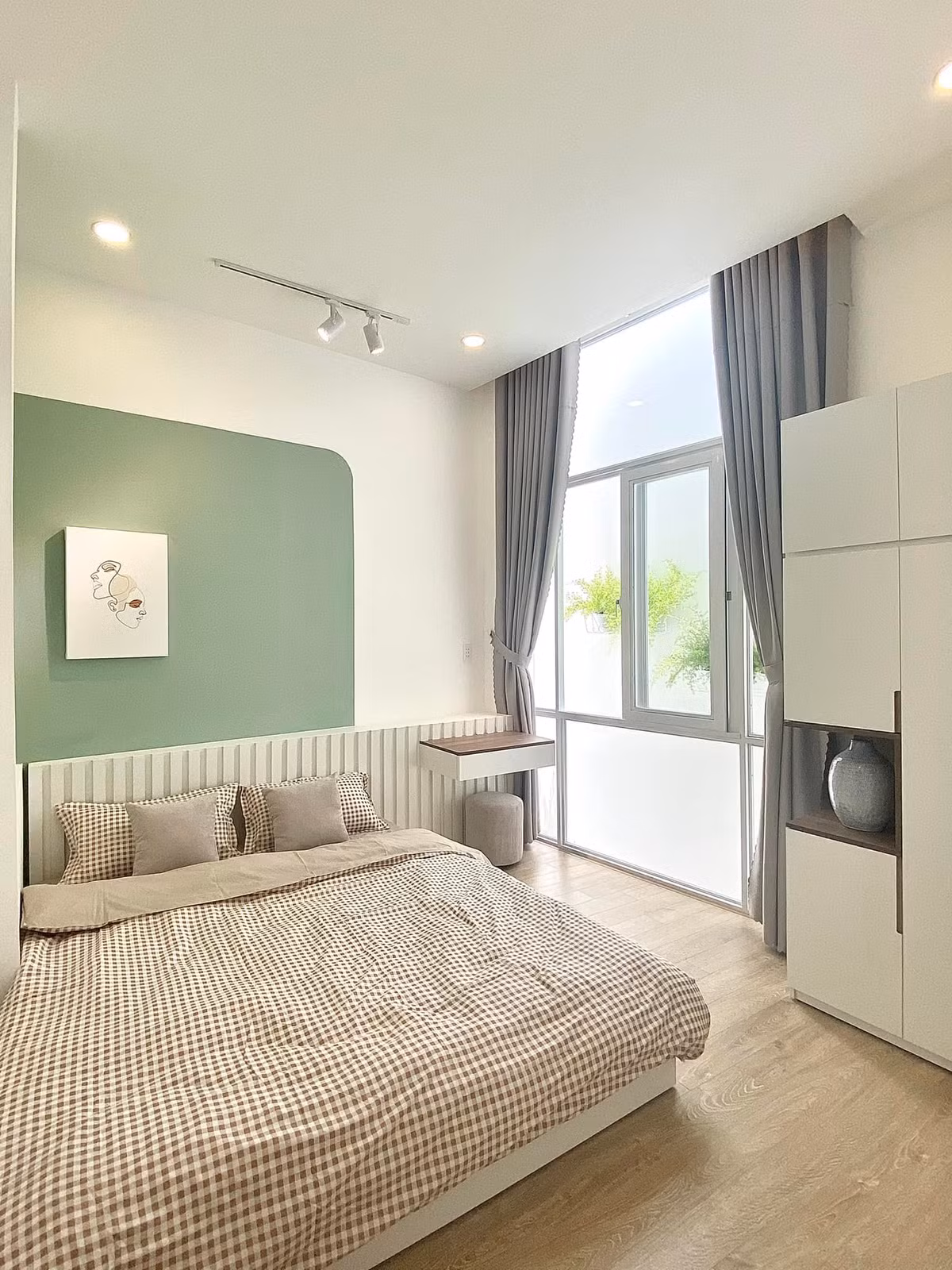 Ngoi nha mau xanh mint mat lanh voi nhieu cua so cho gia dinh 3 the he-Hinh-17