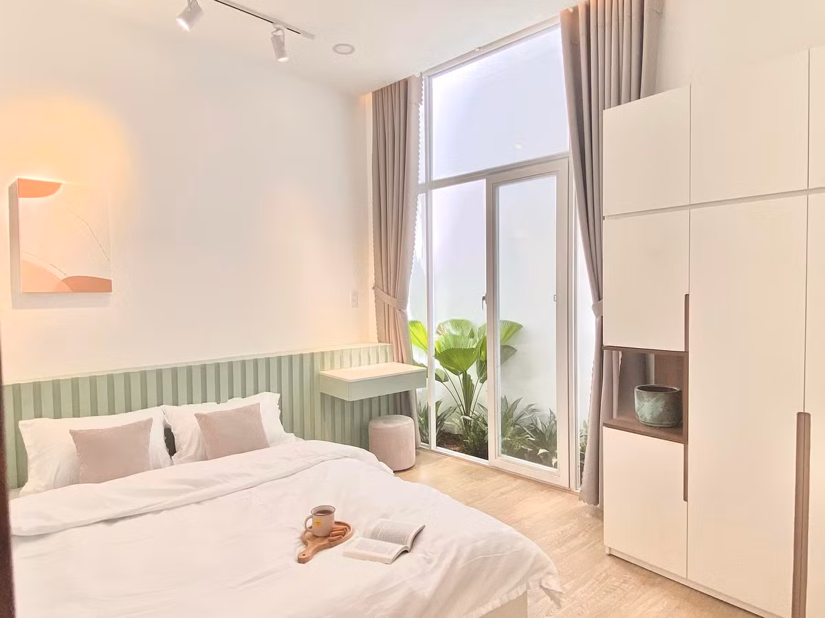 Ngoi nha mau xanh mint mat lanh voi nhieu cua so cho gia dinh 3 the he-Hinh-19