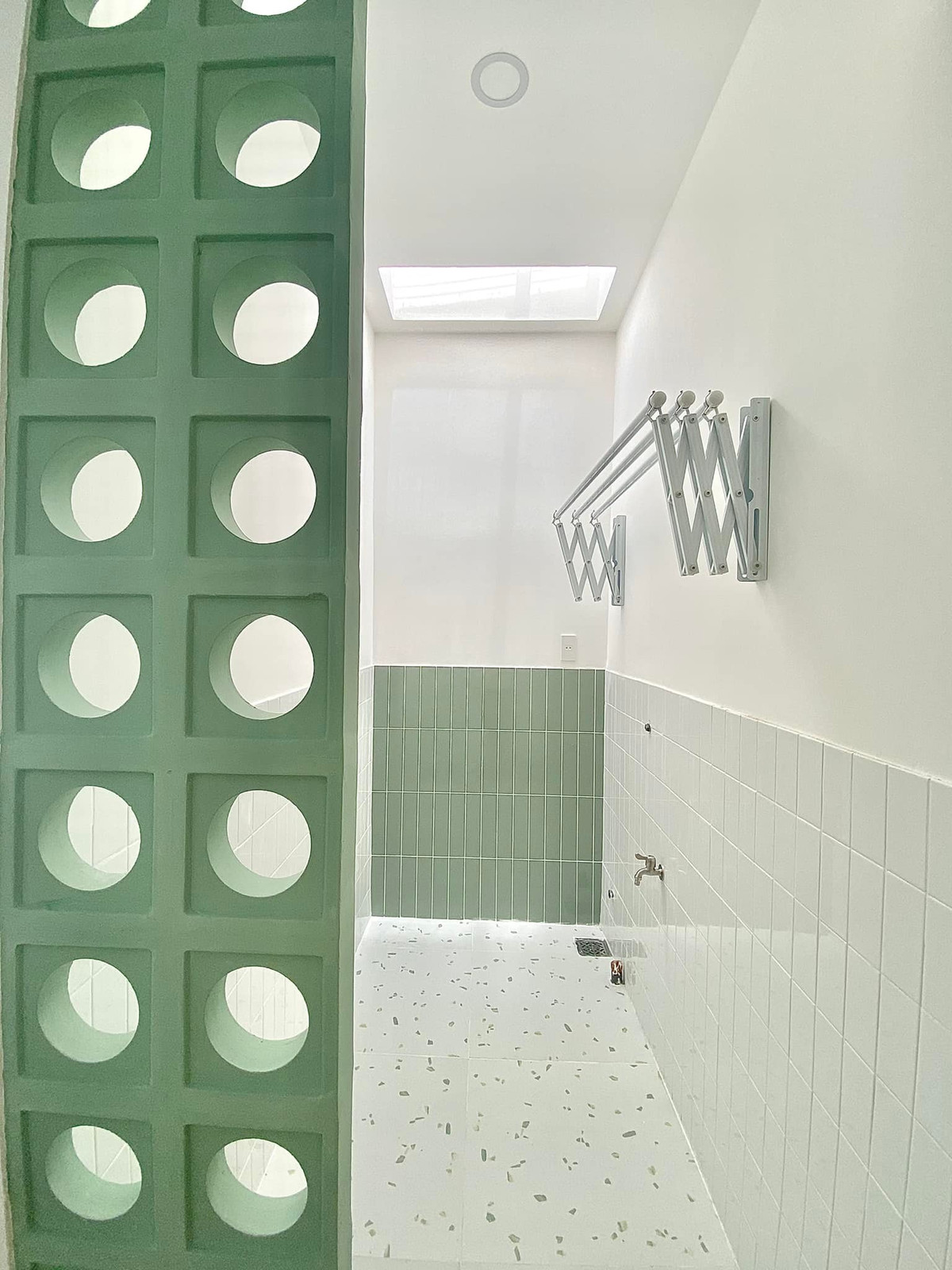 Ngoi nha mau xanh mint mat lanh voi nhieu cua so cho gia dinh 3 the he-Hinh-13