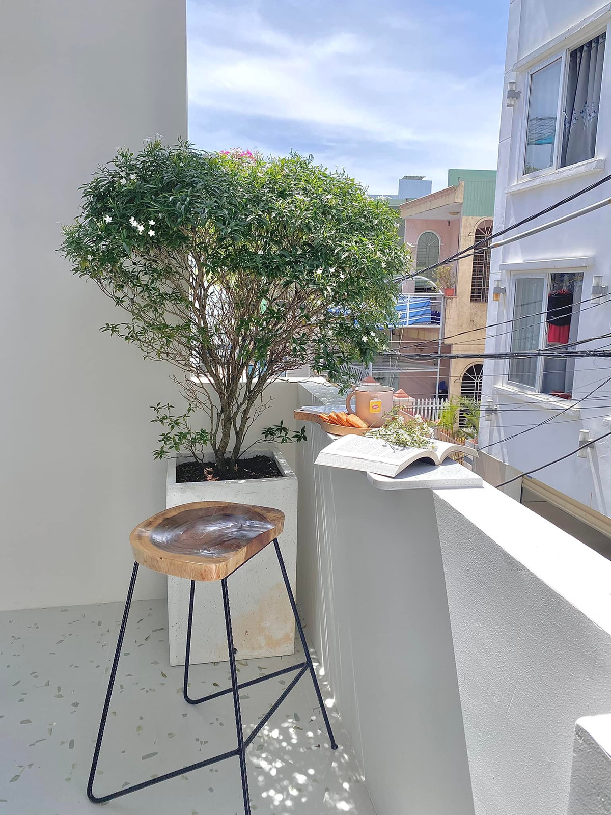 Ngoi nha mau xanh mint mat lanh voi nhieu cua so cho gia dinh 3 the he-Hinh-15