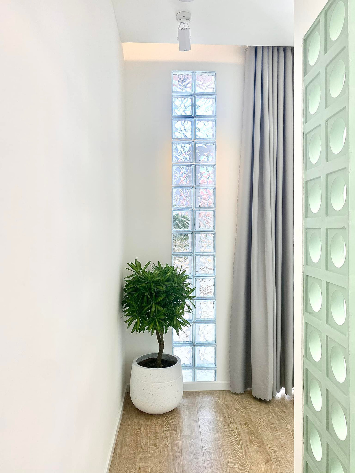 Ngoi nha mau xanh mint mat lanh voi nhieu cua so cho gia dinh 3 the he-Hinh-14