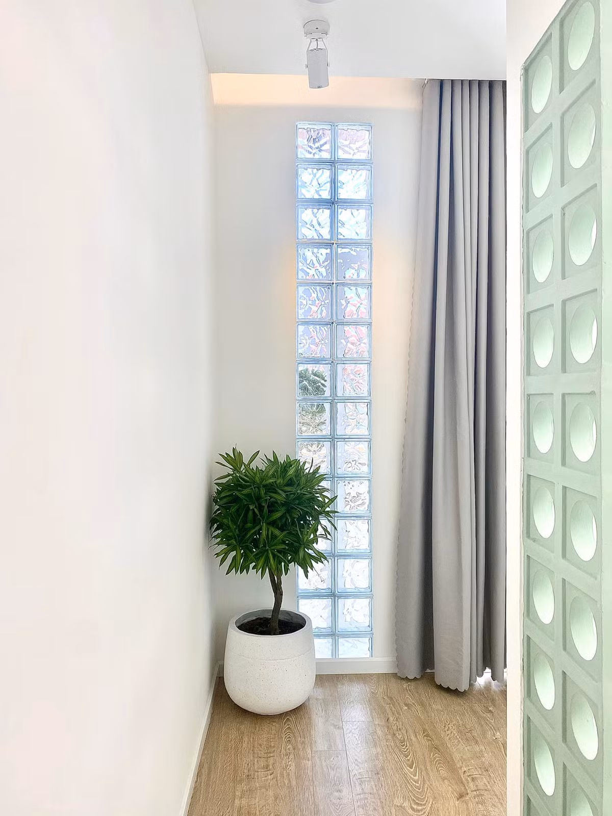 Ngoi nha mau xanh mint mat lanh voi nhieu cua so cho gia dinh 3 the he-Hinh-14