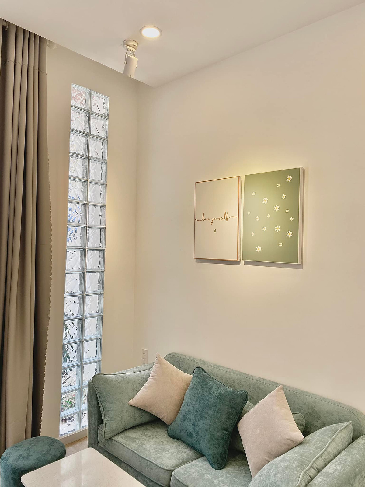 Ngoi nha mau xanh mint mat lanh voi nhieu cua so cho gia dinh 3 the he-Hinh-3