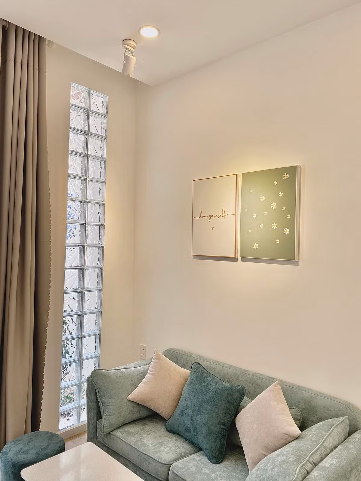 Ngoi nha mau xanh mint mat lanh voi nhieu cua so cho gia dinh 3 the he-Hinh-3