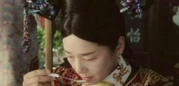 Tu Hy Thai hau song xa hoa va khong uong nuoc dun soi, vay ba thuong uong gi?-Hinh-3