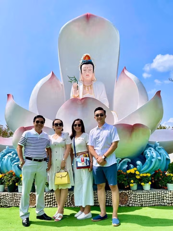 Bo me chong Le Au Ngan Anh song sang chanh, du lich khap noi-Hinh-21