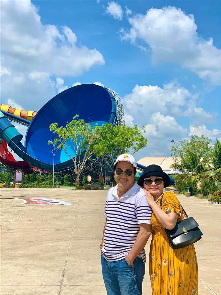 Bo me chong Le Au Ngan Anh song sang chanh, du lich khap noi-Hinh-5