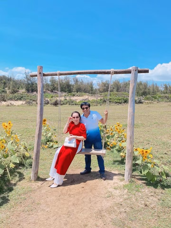 Bo me chong Le Au Ngan Anh song sang chanh, du lich khap noi-Hinh-30