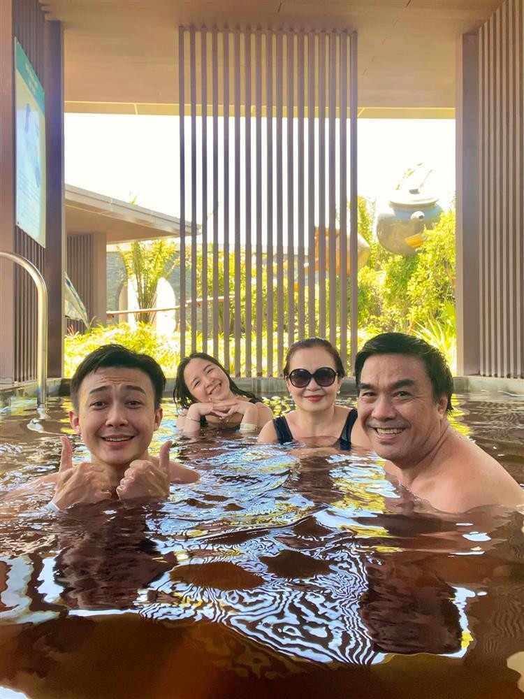 Bo me chong Le Au Ngan Anh song sang chanh, du lich khap noi-Hinh-8