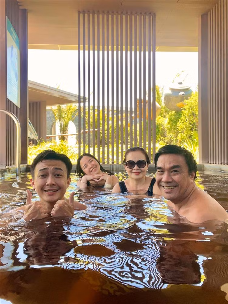 Bo me chong Le Au Ngan Anh song sang chanh, du lich khap noi-Hinh-8