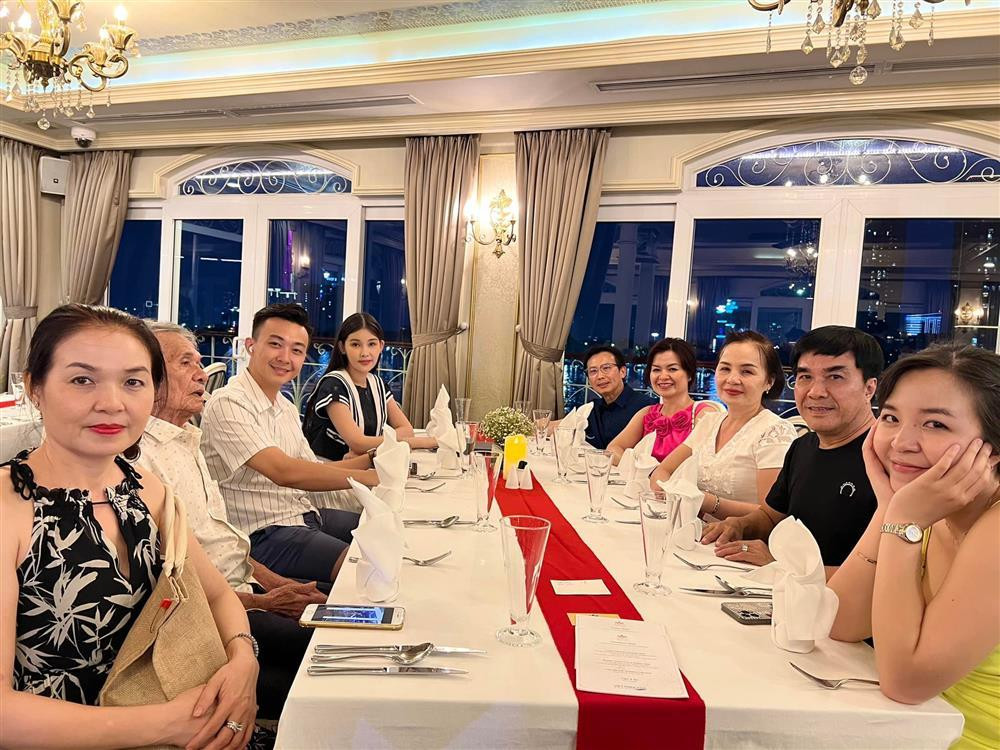 Bo me chong Le Au Ngan Anh song sang chanh, du lich khap noi-Hinh-2