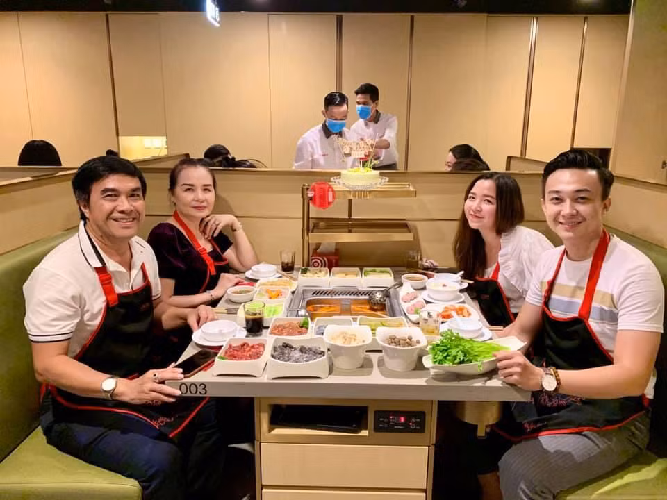 Bo me chong Le Au Ngan Anh song sang chanh, du lich khap noi-Hinh-25